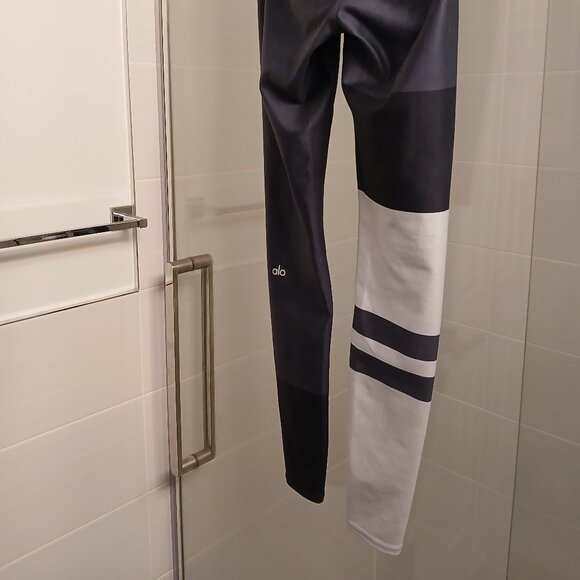 *Rare* ALO Yoga Leggings - Picture 9 of 15
